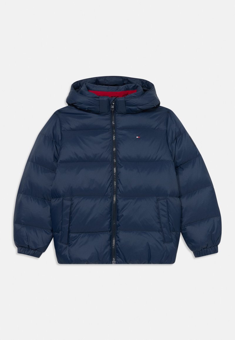 Giacca puffer blu navy con cappuccio, chiusura con zip, polsini elasticizzati e fodera interna rossa. Presenta pannelli a coste orizzontali e tasche laterali.