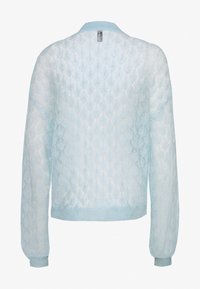 Jasnoniebieski, dziergany sweter z fakturowanym wzorem diamentowym, długimi rękawami oraz prążkowanym kołnierzem i mankietami. Otwarty tył.