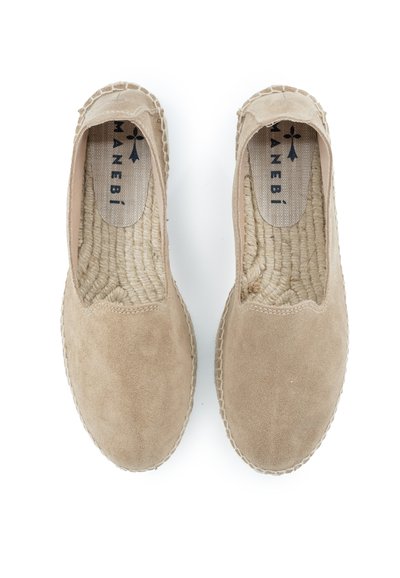 Espadrillas slip-on in suede beige con bordatura in juta e texture intrecciata all'interno, dotate di punta arrotondata e apertura elasticizzata.
