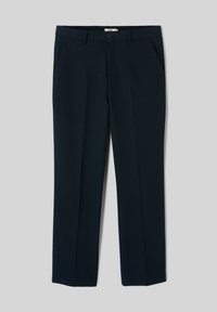 Pantalon droit bleu marine ajusté avec poches latérales, passants pour ceinture et fermeture à bouton à la taille sur un fond gris.