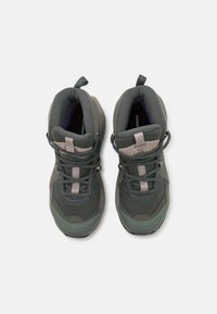 Grüne Wanderschuhe mit einem Obermaterial aus Mesh, gepolstertem Kragen und Gummisohle. Mit grauen Akzenten und verstellbaren Schnürsenkeln für einen sicheren Sitz.