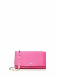 Clutch in pelle sintetica rosa con tracolla a catena, design rettangolare, chiusura a scatto e logo del marchio in rilievo sul frontale.