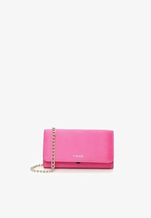 Clutch in pelle sintetica rosa con tracolla a catena, design rettangolare, chiusura a scatto e logo del marchio in rilievo sul frontale.