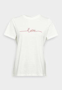 Hvit bomulls t-skjorte med korte ermer og rund hals, med en rød kursiv "love" grafikk over brystet.