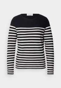 Czarny i biały sweter w paski z długim rękawem, z czarną górną częścią klatki piersiowej i okrągłym dekoltem, od marki Marc O’Polo.