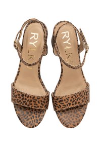 Sandały na wysokim obcasie w panterkę z szerokim przednim paskiem i regulowanym paskiem na kostkę. Brązowo-czarna kolorystyka o gładkiej teksturze.