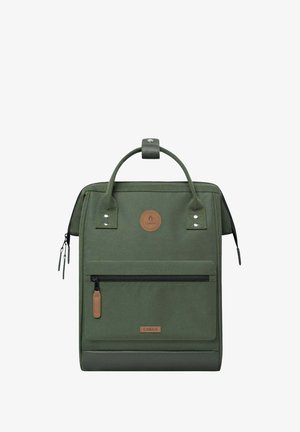 Grüner Stoff-Rucksack mit einem oberen Tragegriff, einer vorderen Reißverschlusstasche, Lederakzenten und einem runden Logopatch. Verfügt über verstärkte Nähte und ein schlankes Design.