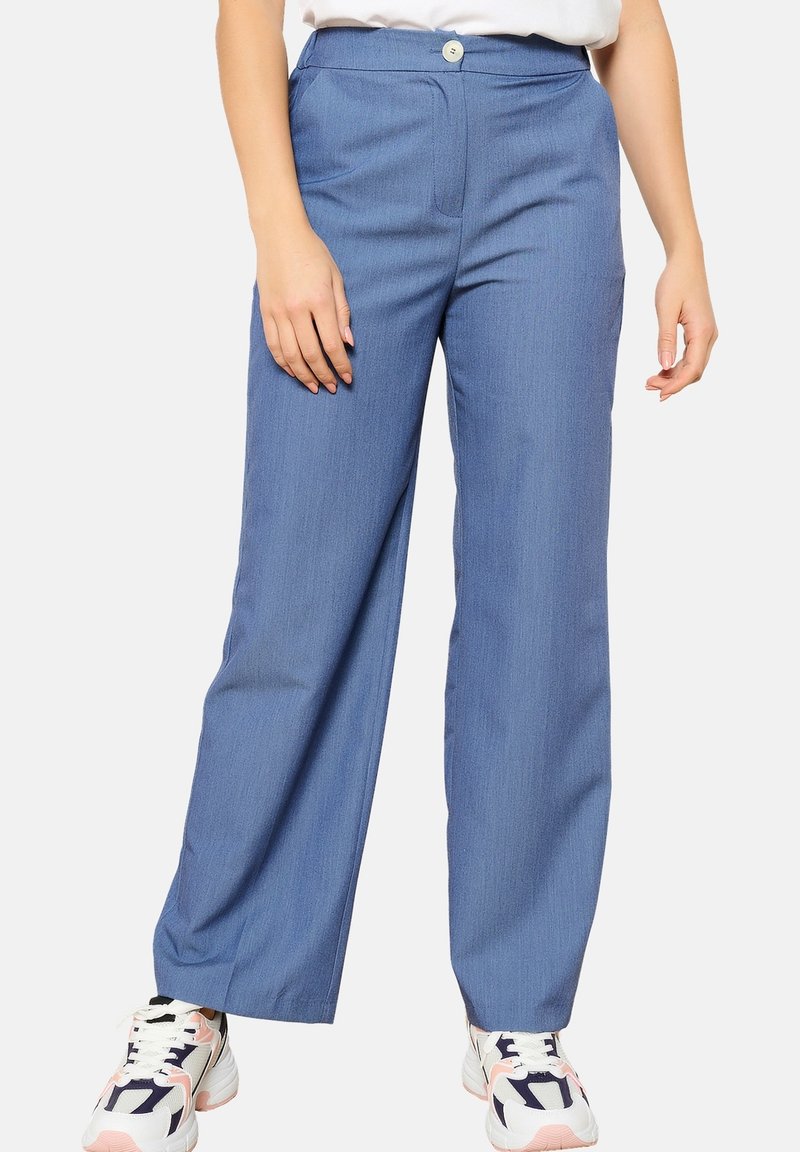 Gaiši zilas platās bikses no tekstūrēta auduma, ar priekšējo pogu aizdari, sānu kabatām un gludu taisnu siluetu.