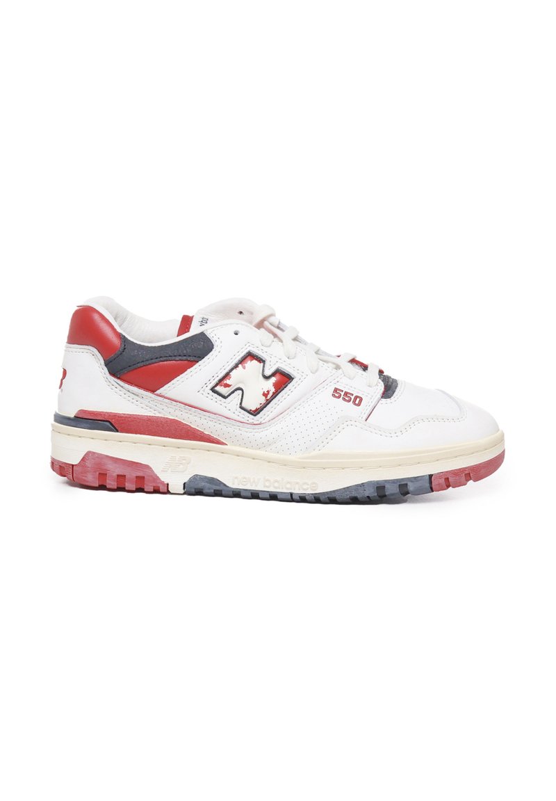 Weiße Ledersneaker mit roten und navyfarbenen Akzenten, perforierten Details und einer strukturierten Gummisohle. Verfügt über ein Schnürdesign und kontrastierende Logos.