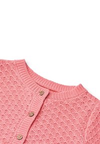 Rosa gestrickte Strickjacke mit einem strukturierten Muster, rundem Ausschnitt und drei Holzknöpfen auf der Vorderseite. Glatter gerippter Kragen und Saum.