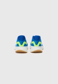 Blaue Sportschuhe mit einem Obermaterial aus Mesh, verziert mit neongrünen Akzenten, einer weißen Zwischensohle und einer Gumminsohle. Die Rückansicht zeigt ein schlankes Design.