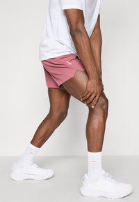 Salomon SHKOUT EASY SHORTS  - Träningsshorts - nocturne