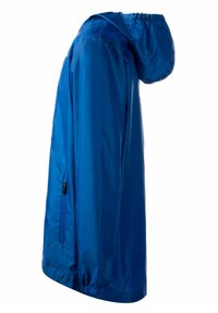 Giacca da pioggia blu con cappuccio, realizzata in materiale liscia e impermeabile. Presenta polsini elastici e una tasca laterale con zip.