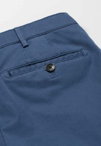 Donkerblauwe stoffen broek met een achterzak met zwarte knoopsluiting en subtiele stiklijnen. Soepele textuur, op maat gemaakte uitstraling.