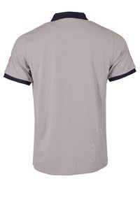 Koszulka polo w jasnoszarym kolorze z granatowym kołnierzykiem i mankietami. Zawiera czerwone akcenty na ramionach. Wykonana z teksturowanej tkaniny.