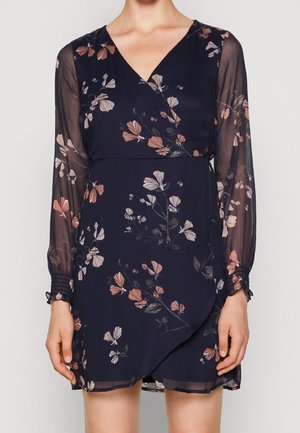 Robe portefeuille bleu marine avec manches longues transparentes, avec un motif floral en tons roses et blancs.