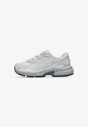 Biało-szary sportowy sneaker z siateczkową i skórzaną cholewką, z zapięciem na sznurówki i amortyzowaną podeszwą, przedstawiony z widoku z boku na białym tle.