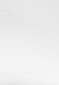 Tissu blanc côtelé avec une texture lisse, présentant un motif uniforme de lignes verticales et des coutures soignées le long des bords.