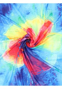 Kolorowa, lekka tkanina z wirowym wzorem w odcieniach niebieskiego, żółtego, czerwonego i zielonego, o gładkiej, miękkiej fakturze.