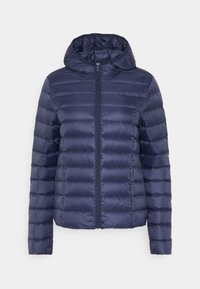 Chaqueta acolchada azul marino con acolchado horizontal, capucha, cremallera frontal completa y dos bolsillos laterales. Acabado de tejido suave y brillante.