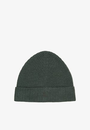 Groene gebreide muts met een geribbelde textuur en een omgeslagen rand. Heeft een subtiel logo op de voorkant van de rand. Gemaakt van een zachte stof.
