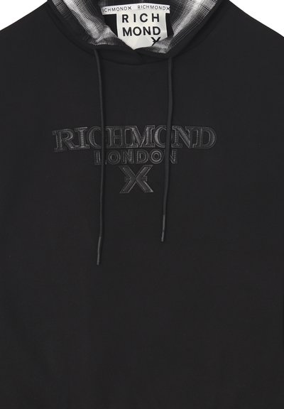Felpa nera con un logo testurizzato "RICHMOND LONDON" in nero abbinato, dotata di un cappuccio con lacci e una fodera interna a scacchi.