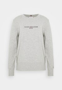 Sweatshirt gris à col rond en mélange de coton. Présente un logo "TOMMY HILFIGER" brodé en noir, avec un petit accent rouge et bleu au bas.
