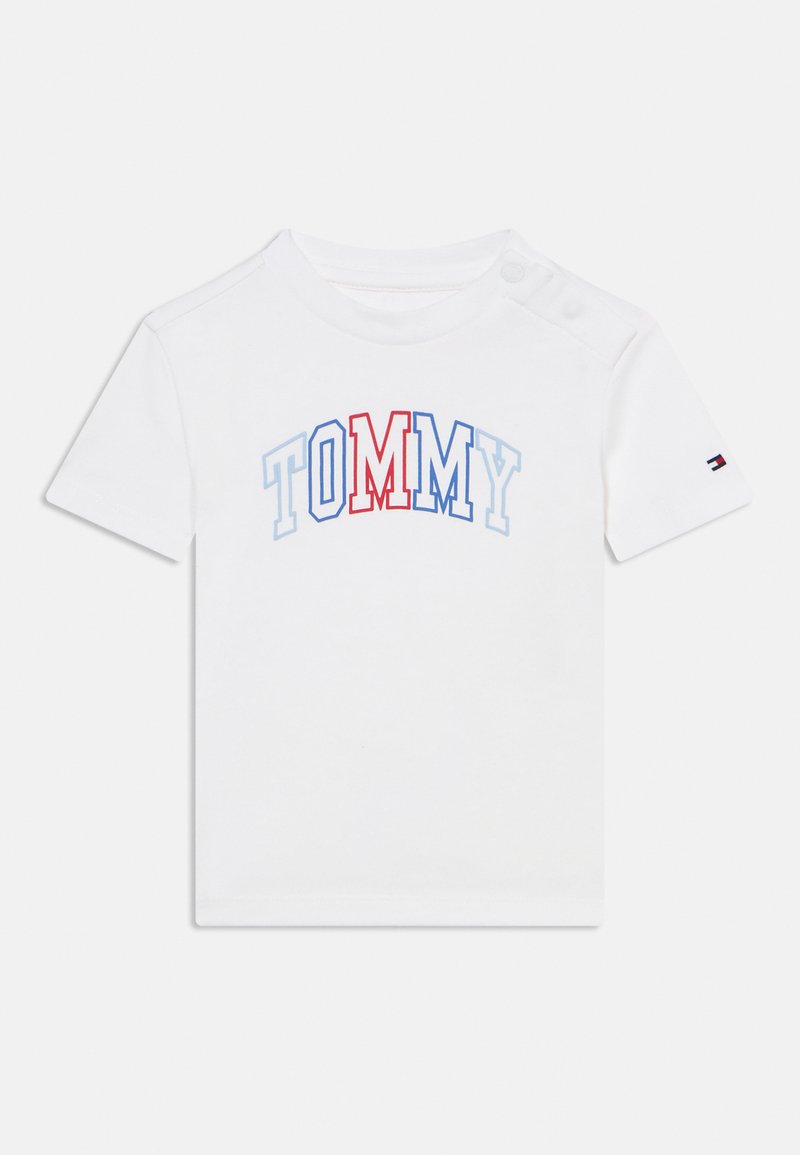 Λευκό βαμβακερό t-shirt με την λέξη "TOMMY" σε μπλε και κόκκινο τόξο, με τρία κουμπώματα στον ώμο και μικρό λογότυπο στο μανίκι.