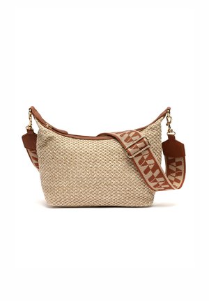 Beige geweven crossbodytas met bruine leren afwerking en een verstelbare schouderriem met patroon en gouden metalen clips.