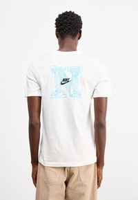 Nike Sportswear TEE CLUB - T-shirts print - sail