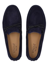 Marineblaue Wildleder-Pantoletten mit einer glatten Oberfläche, sichtbaren Nähten und einer runden Schuhspitze. Schwarze Schnürakzente fügen Details hinzu. Hergestellt in Italien.