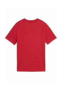 Απλή κόκκινη κοντομάνικη μπλούζα με στρογγυλή λαιμόκοψη, εμφανιζόμενη από πίσω σε λευκό φόντο.