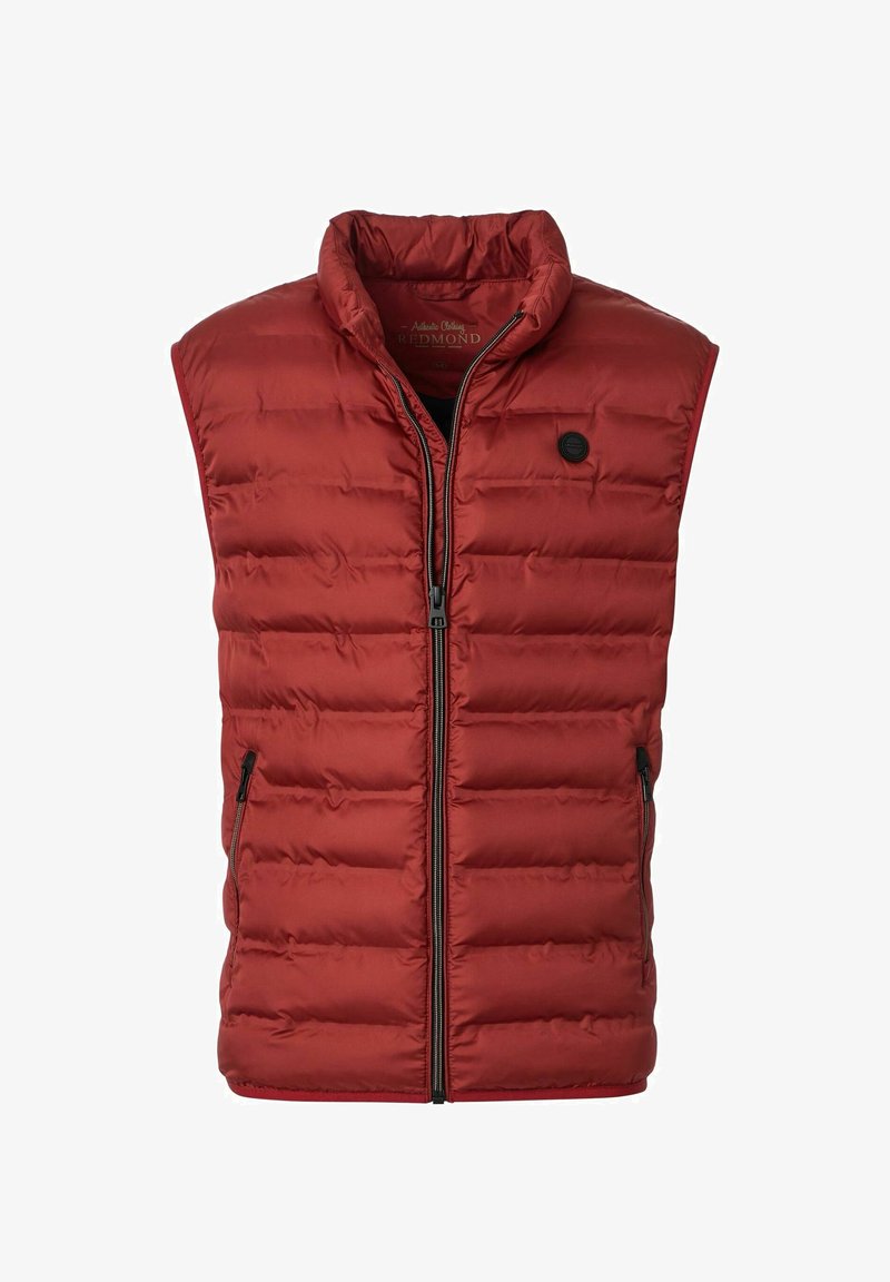 Rote gepolsterte Weste mit hohem Kragen, Reißverschluss vorne und seitlichen Taschen. Sie verfügt über eine gesteppte Textur und ein kreisförmiges Logo auf der Brust.