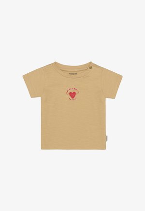 Lichtbeige T-shirt met korte mouwen gemaakt van zachte stof, met een rood hart en de tekst "met liefde" en een drukknoopsluiting aan de zijkant voor gemakkelijk aankleden.
