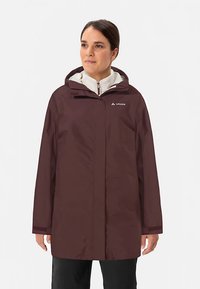 Bordeauxrode waterdichte jas met een capuchon, voorzien van een ritssluiting aan de voorkant, een logo-accent op de borst, en een ontspannen pasvorm met lange mouwen.
