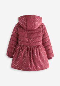 Manteau matelassé bordeaux avec capuche, orné de motifs d'étoiles dorées. Le design comprend une jupe froncée sous la taille et des poignets côtelés.