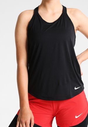 Černý sportovní top bez rukávů vyrobený z lehké tkaniny s kulatým výstřihem a úzkými ramínky. Na spodním lemu se nachází bílé logo Nike.