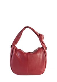 Rode leren schoudertas met een knoopstrap en een ritsluiting, tentoongesteld tegen een witte achtergrond.