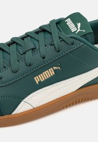 Puma CLUB 5V5 UNISEX - Zapatillas - dark myrtle/frosted ivory/gold