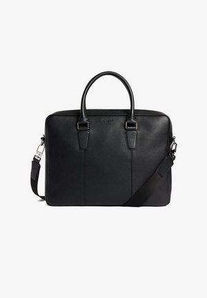 Maletín de cuero negro con un acabado texturizado, asas superiores dobles, correa para el hombro desmontable y diseño minimalista. Acentos en hardware plateado.