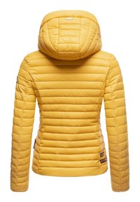 Veste matelassée jaune avec matelassage horizontal, capuche attachée et deux petites écussons marron près de l'ourlet inférieur dans le dos.