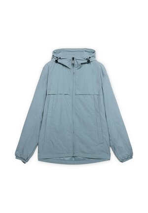 Jasnoniebieska kurtka z kapturem, zapinana z przodu na zamek, z regulowanymi sznurkami przy kapturze, elastycznymi mankietami i bocznymi kieszeniami.