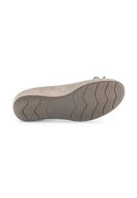 Beige Wildleder-Ballettschuh mit runder Zehenpartie. Verfügt über eine strukturierte Gummisohle mit wellenförmigem Muster und dezenten Branding auf der Unterseite.