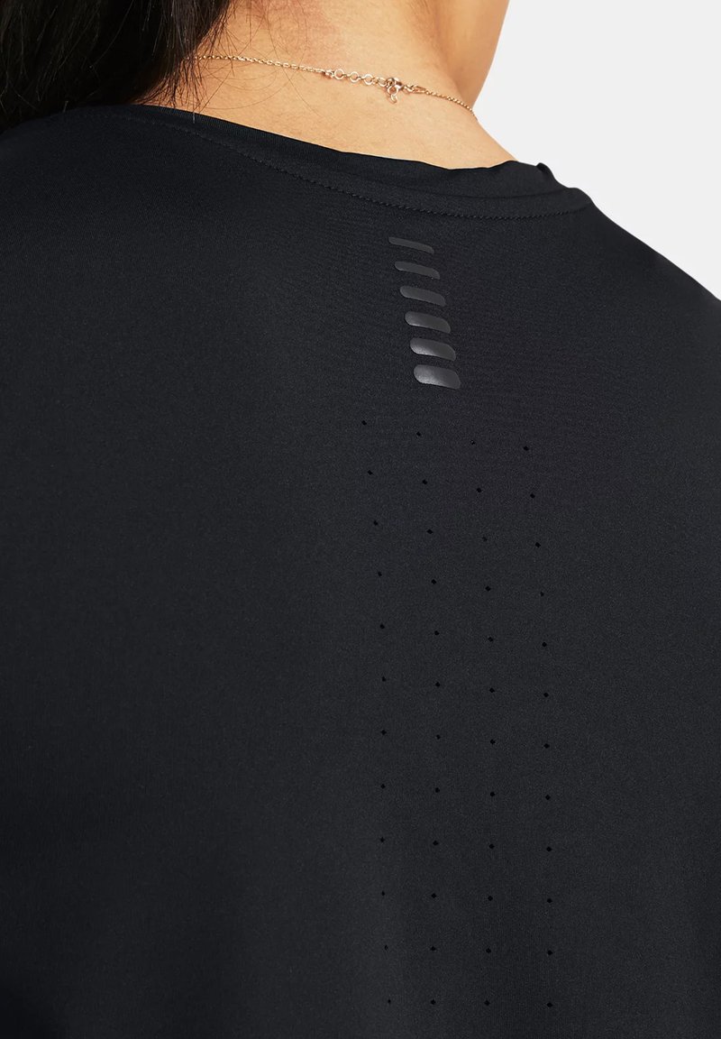 Maglietta atletica nera con scollatura rotonda, dotata di una parte posteriore testurizzata con accenti verticali e dettagli perforati per la traspirabilità.