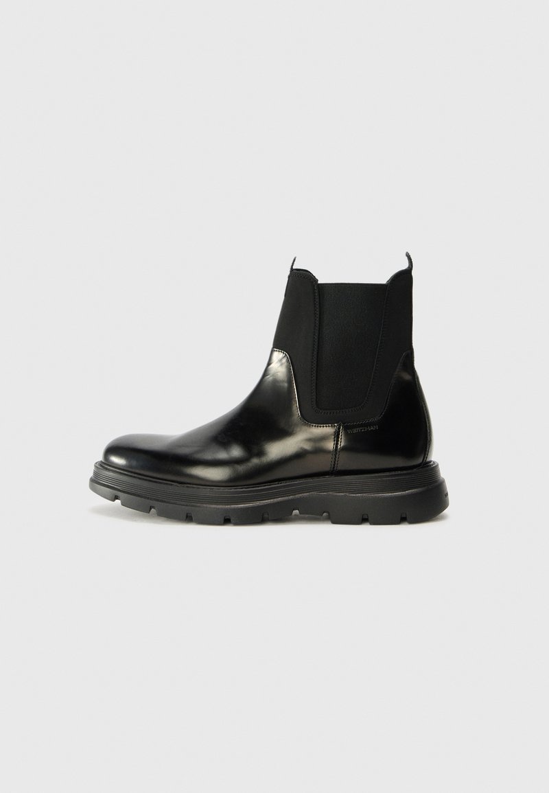 Bottes Chelsea en cuir noir avec panneaux élastiques sur les côtés, bout arrondi et semelle en caoutchouc texturée dotée de rainures pour une meilleure adhérence.