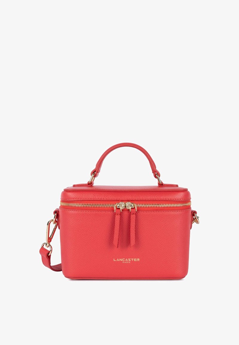 Borsa a mano in pelle rossa con hardware dorato, chiusura con cerniera, manico superiore e tracolla rimovibile; presenta una finitura texturizzata e un dettaglio del logo.