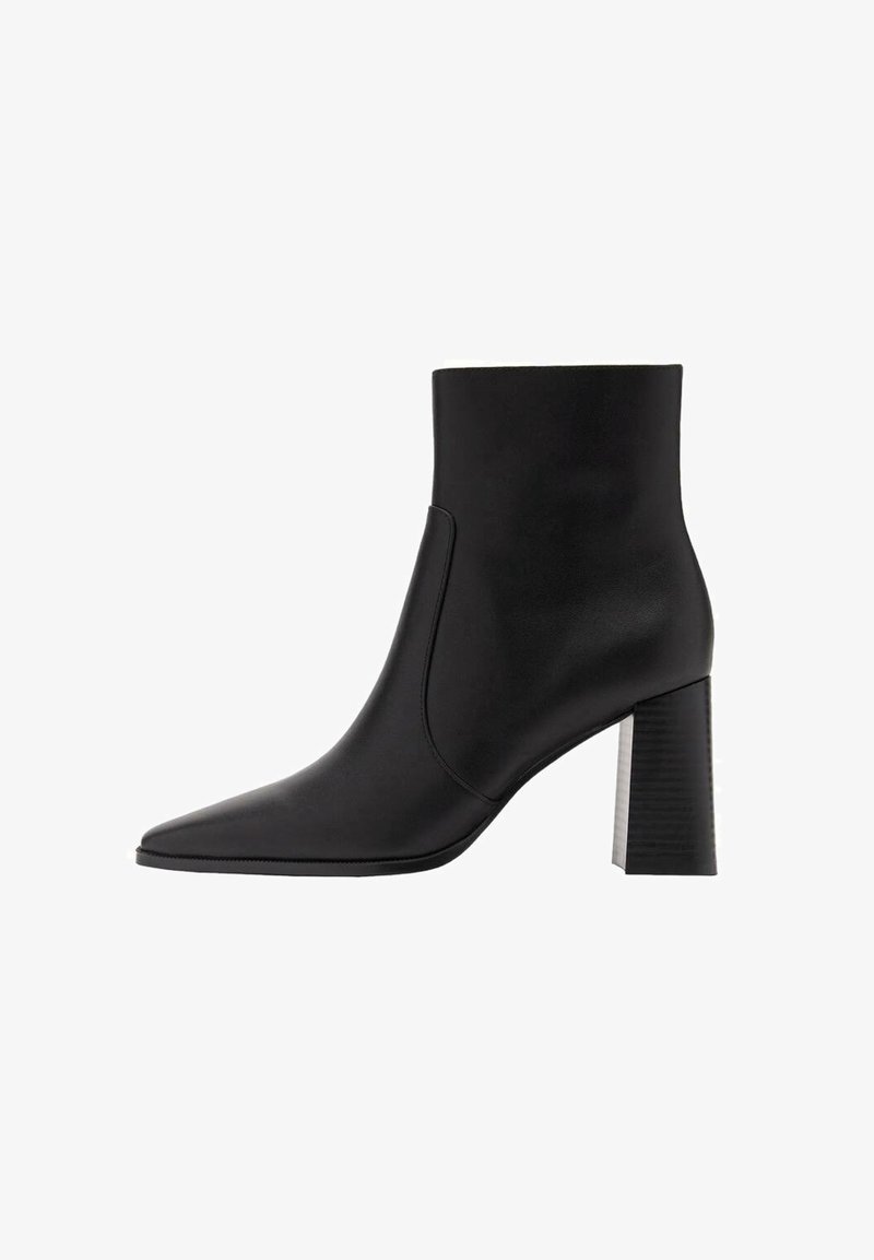 Bottine en cuir noir à bout pointu et talon bloc, finition lisse, détail de couture latérale, sur fond blanc uni.