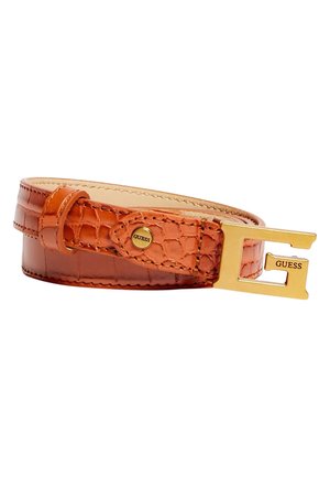Opgerolde bruine krokodillenleren riem met gouden metalen "G" gesp en klein rond Guess-logodetail.