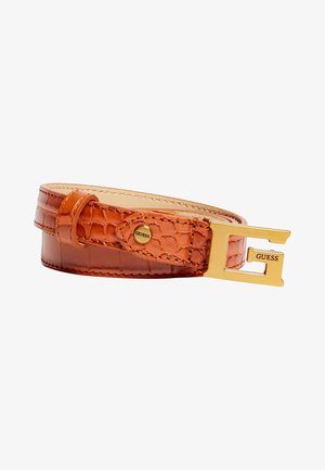 Ceinture en cuir marron roulée avec motif crocodile, boucle en métal doré "G" et petit détail rond avec le logo Guess.
