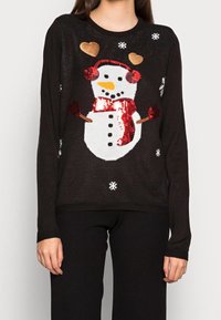 Suéter de punto negro con un diseño de muñeco de nieve con lentejuelas y acentos rojos, una bufanda, auriculares y copos de nieve blancos. Mangas largas, cuello redondo.
